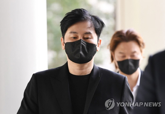양현석 전 YG엔터테인먼트 대표가 지난 4월 12일 서울 서초구 서울고등법원에서 열린 특정범죄 가중처벌 등에 관한 법률 위반 등의 혐의 관련 첫 항소심 공판에 출석하고 있다. 연합뉴스